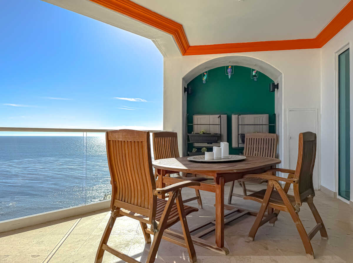Coastal escape 2-bedroom condo, 9th floor